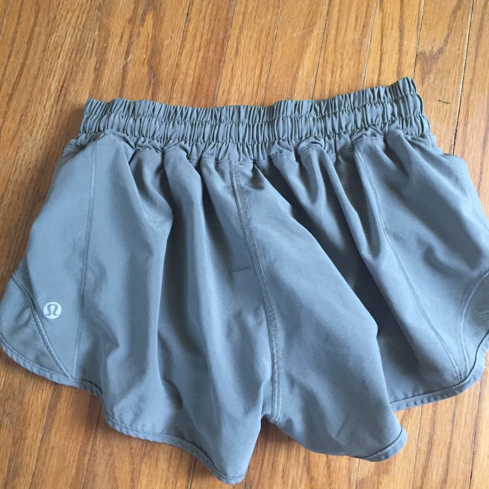 Lululemon Hotty Hot Size 4 _ 2.5" Olive green